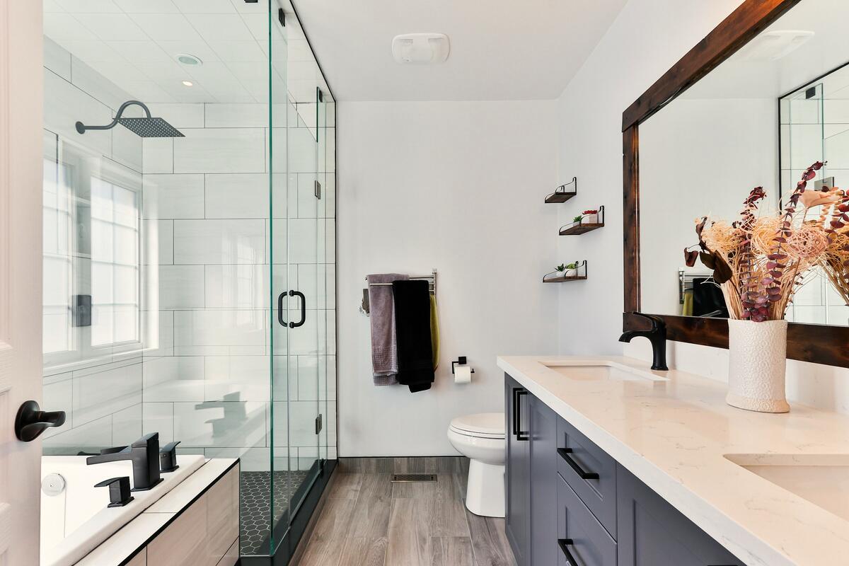 Salle de bain moderne avec douche vitrée